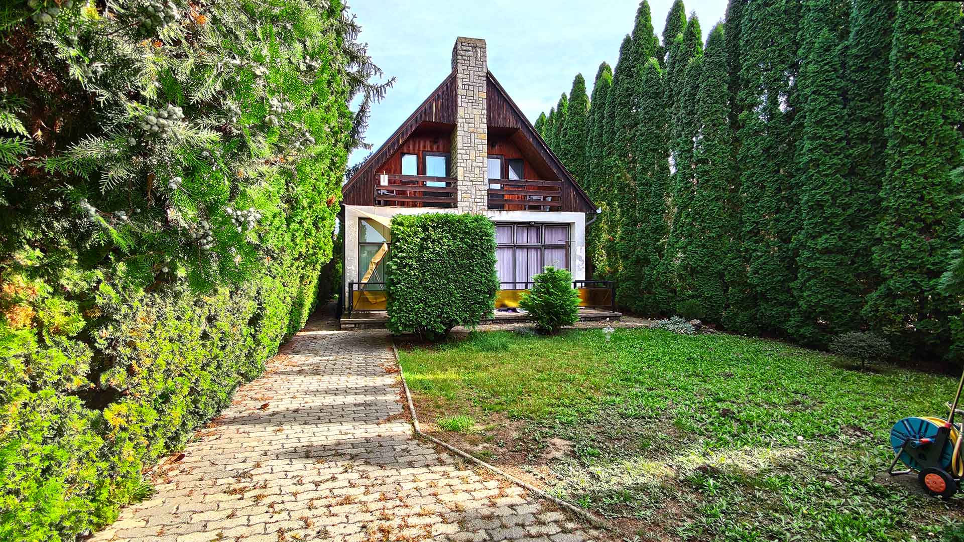 A Balaton vizétől 220 méterre lévő 5 szobás nyaralóban pihenhet