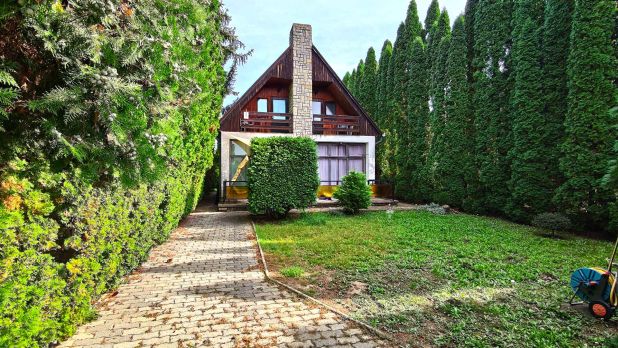 A Balaton vizétől 220 méterre lévő 5 szobás nyaralóban pihenhet