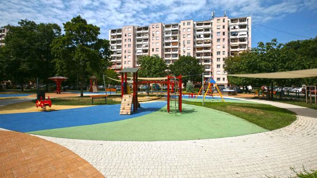 A kiadó garzonlakás, a képen látható társasház 6. emeletén található. A kiadó garzonlakás, a képen látható társasház 6. emeletén található.
