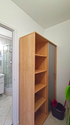 A fürdőszoba előtti gardróbban lehet tárolni a tisztítószereket és egyéb dolgokat. A fürdőszoba előtti gardróbban lehet tárolni a tisztítószereket és egyéb dolgokat.