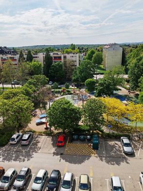 Autóval a ház előtti parkolóban ingyenesen lehet parkolni. Autóval a ház előtti parkolóban ingyenesen lehet parkolni.